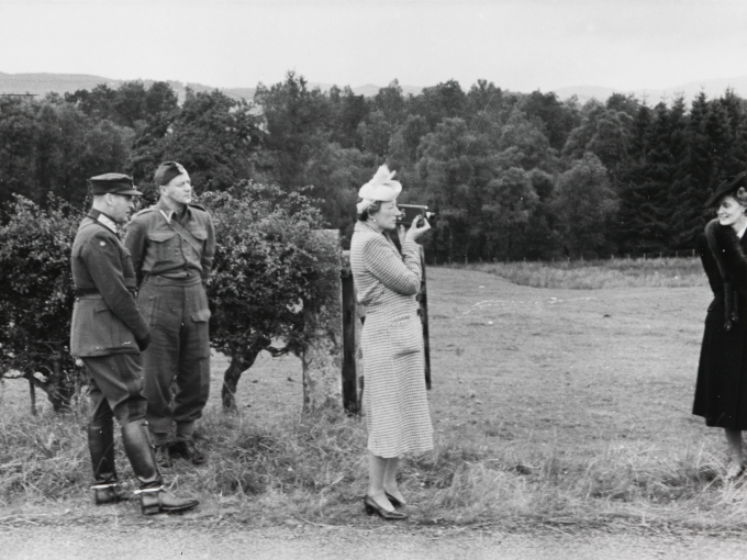 Kronprinsesse Märtha filmer under besøket til den norske basen Norwegian Army Camp Dumfries i Skottland, 24. august 1942. Utstillingen inneholder også unike filmsnutter som Kronprinsesse Märtha har tatt. Foto: De kongelige samlinger